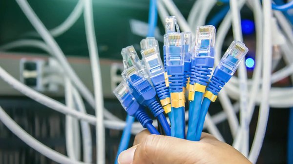 Fibre optique : Comment choisir le bon câble Ethernet pour vos équipements ?